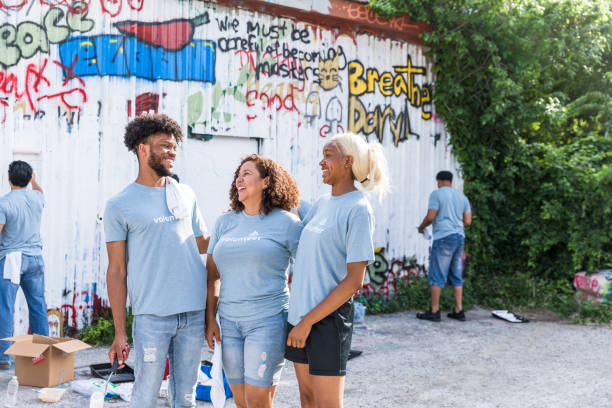 istock Family enjoys lighthearted break from painting over graffiti 1417986015
