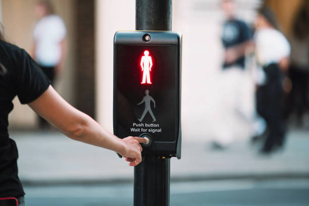 semaforo rosso per pedoni - red stop stop sign go foto e immagini stock