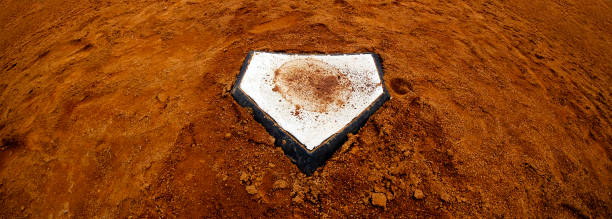 home plate baseball score nel gioco - baseball base baseball diamond field foto e immagini stock