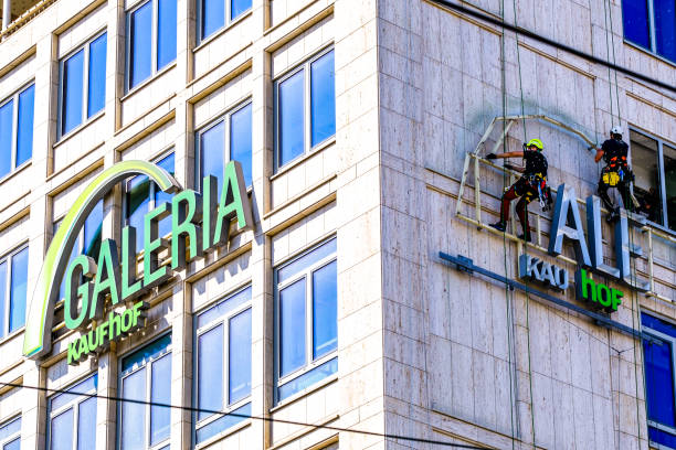 il logo della catena di grandi magazzini galeria kaufhof - karlsplatz foto e immagini stock