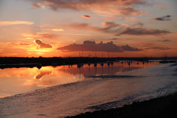 un bellissimo tramonto sul fiume crouch nell'essex, nel regno unito. - essex foto e immagini stock