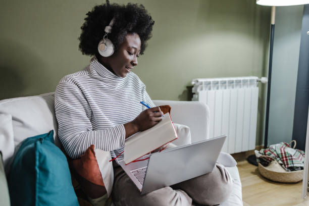 kursy samodoskonalenia online - self improvement audio zdjęcia i obrazy z banku zdjęć