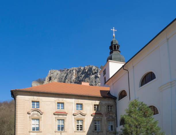 mosteiro beneditino barroco, convento e igreja são joão sob o penhasco, svaty jan pod skalou, beroun, região boêmia central, república tcheca, famoso local de peregrinação, dia ensolarado da primavera, céu azul - benedictine convent of saint john - fotografias e filmes do acervo