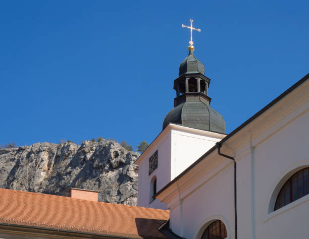 mosteiro beneditino barroco, convento e igreja são joão sob o penhasco, svaty jan pod skalou, beroun, região boêmia central, república tcheca, famoso local de peregrinação, dia ensolarado da primavera, céu azul - benedictine convent of saint john - fotografias e filmes do acervo