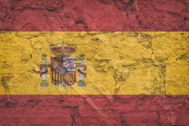 государственный флаг испании на каменной стене, гранж-фон. испанский флаг, изображенный в ярких красках - sign dirty plaster red стоковые фото и изображения