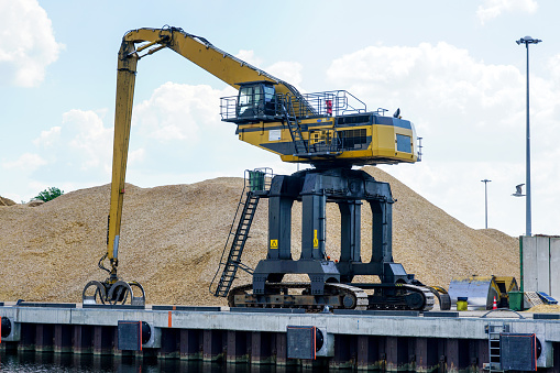 Multidocker Machine Big Multi Docker Cargo Handler For Loading And Unloading A Ships And ...