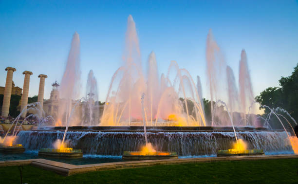 световое шоу magic fountain в барселоне, каталония, испания.  городской пейзаж барселоны - dancing fountains стоковые фото и �изображения