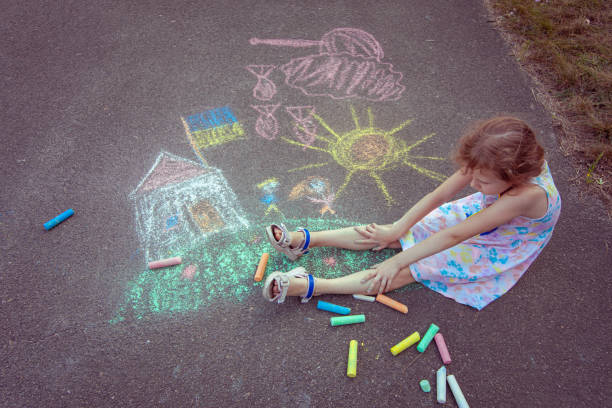 istock Child from Ukraine draws with chalk. 1418037509
