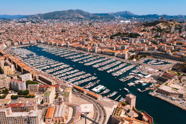 вид с воздуха на старый порт марселя, франция - старый порт стоковые фото и изображения