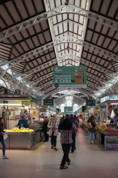 バレンシアの中央市場のインテリアの眺め - スペイン - market stall spain fruit trading ストックフォトと画像