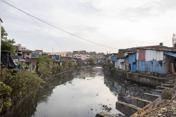 esgoto aberto em mankurd expondo pessoas em favelas ao entorno a doenças transmitidas pela água - india slum poverty family - fotografias e filmes do acervo