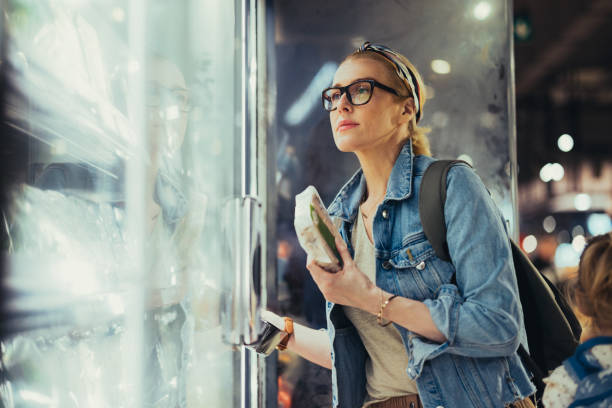 retrato de una mujer hermosa que elige productos de una nevera en el supermercado - supermarket women packaging blond hair fotografías e imágenes de stock