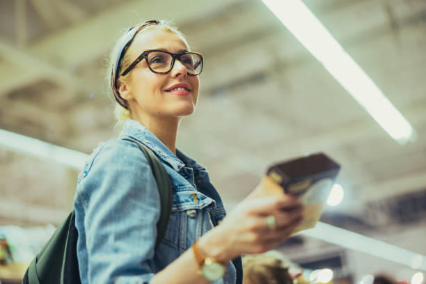 retrato de una hermosa mujer feliz sosteniendo una caja de productos en el supermercado - supermarket women packaging blond hair fotografías e imágenes de stock