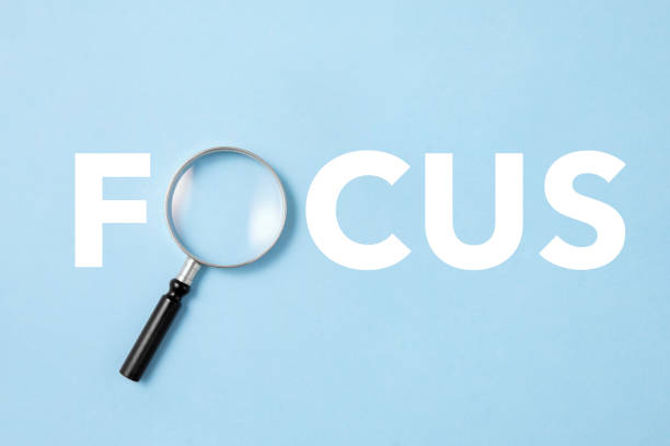 centro de atención - focus magnifying glass definition single word fotografías e imágenes de stock