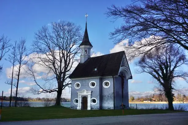 The small chapel is located opposite the Urfahrn Peninsula. King Ludwig II went from there by boat to the Herreninsel when he wanted to visit the construction site of his little Versailles and landed right here at the church, from where he was then driven to the castle in a carriage.