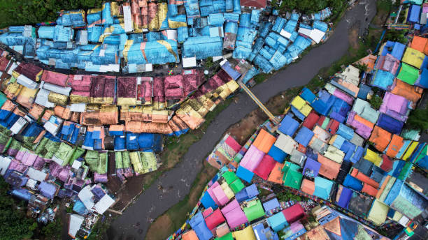 вид с воздуха на старую трущобную деревню джодипан с красочными домами в городе маланг. - malang стоковые фото и изображения