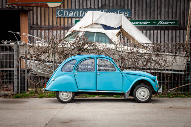 бордо, франция - 20 февраля 2022 года: blue citroen 2cv припаркован в бордо. 2cv, или deux chevaux, является винтажным французским автомобилем от citroen, разработ� - citroën 2cv стоковые фото и изображения