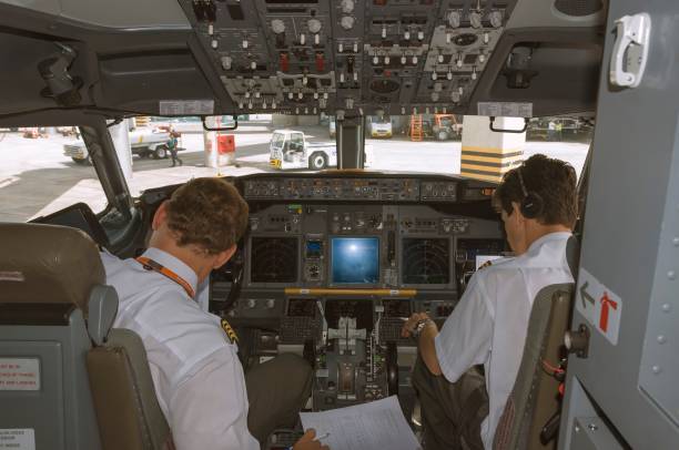 intérieur de l’avion. poste de pilotage du boeing 737-800. - frontdesk photos et images de collection