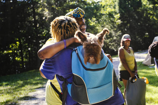 gli amici si abbracciano mentre arrivano per prepararsi per il sentiero escursionistico - lookout mountaint foto e immagini stock