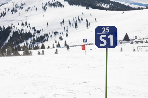 Picture of a blue ski slope sign