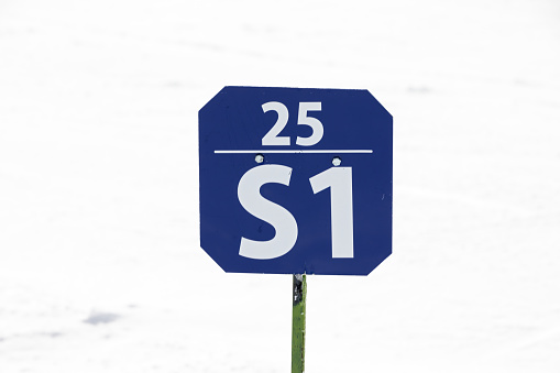 Picture of a blue ski slope sign