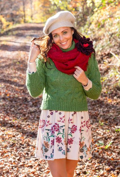 belleza brilla desde - autumn women leaf scarf fotografías e imágenes de stock