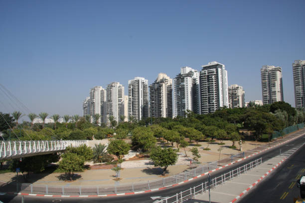 petah tikva paysage de la ville skyline - bnei brak photos et images de collection