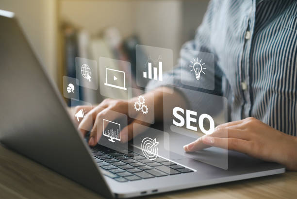 seo concept.women utilizzando un computer con icona seo per l'analisi seo search engine ottimizzando il tuo sito web per posizionarti nei motori di ricerca o seo. promuovere al meglio il traffico di ranking sul tuo sito web. - google ads foto e immagini stock