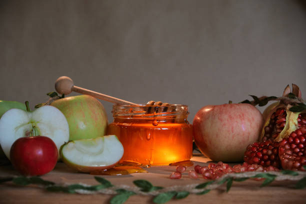pommes, grenade et miel, la nourriture traditionnelle du nouvel an juif - rosh hashana. arrière-plan de l’espace de copie - photos de shana tova photos et images de collection