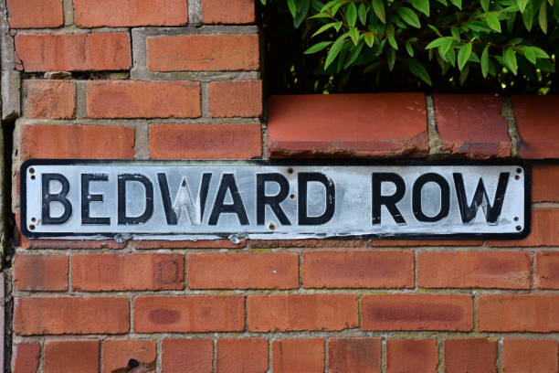 panneau de nom de rue délavé pour bedward row monté sur un mur de briques rouges - chester virginia photos et images de collection