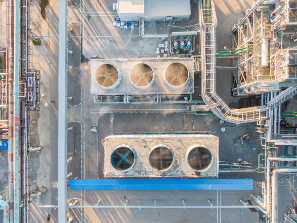 vista superior de las torres de enfriamiento de la gran planta química. - torre de refrigeración fotografías e imágenes de stock