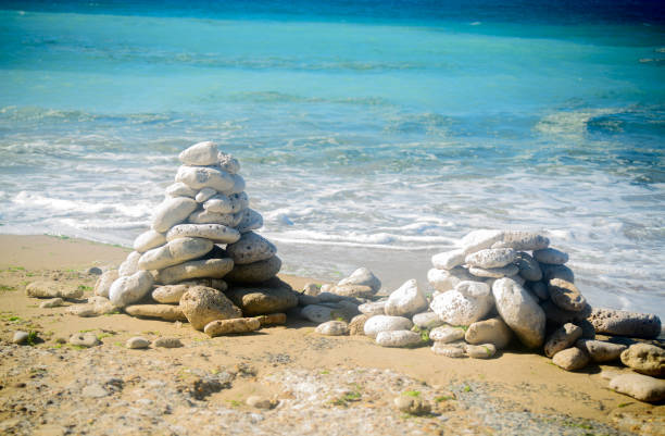 gestapelte steine am strand - stone stability balance zen like stock-fotos und bilder