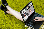 gruppen-video-chat-e-learning-webinar-studenten-laptop.jpg?b=1&s=170x170&k=20&c=XLnIZ2h5vOfl8rvnXIJUu4hAzdDRl6wyPLhhItGM8ZM=