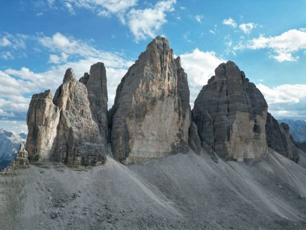 ラバレド山岳群の3つのピークの風景 - tre cime di lavaredo ストックフォトと画像