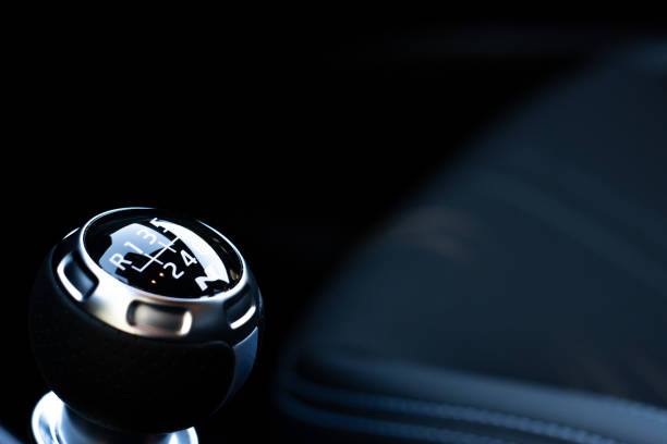 fotografía de la palanca de cambios manual de un automóvil de lujo con interior oscuro - car gearshift change engine fotografías e imágenes de stock