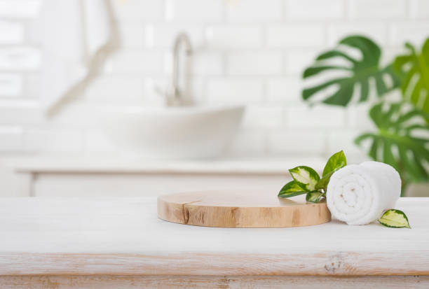 pódio para exibição de produto e toalha no fundo do banheiro desfocado - sink bathroom pedestal tile - fotografias e filmes do acervo