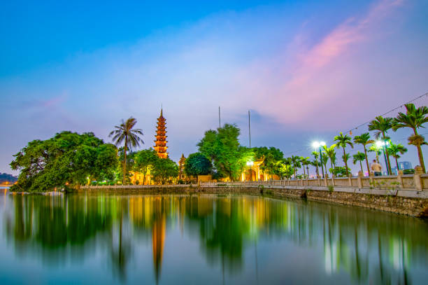 tran quoc pagoda, the oldest buddhist temple in hanoi, is located on a small island near the southeastern shore of hanoi's west lake, vietnam. - marble imagens e fotografias de stock