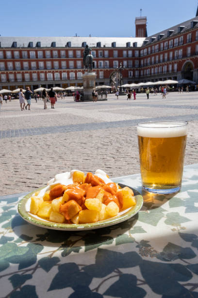 patate aioli e bravas in plaza mayor a madrid, spagna. tapas tipiche spagnole - piazza delle vettovaglie foto e immagini stock