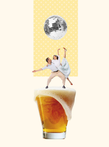 collage de arte contemporáneo. feliz pareja joven con ropa elegante bailando en una taza de cerveza lager espumosa. celebración - hip expressing positivity full blue fotografías e imágenes de stock