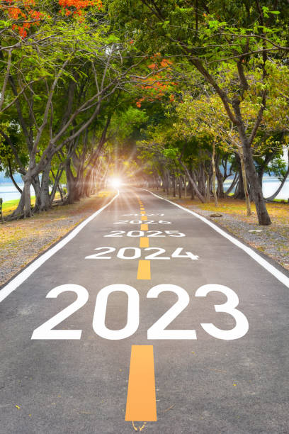 ห้าปีตั้งแต่ปี 2023 ถึง 2027 บนพื้นผิวถนนแอสฟัลต์ - projection ภาพสต็อก ภาพถ่ายและรูปภาพปลอดค่าลิขสิทธิ์