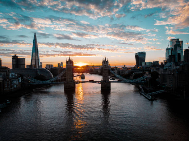 日没時のタワーブリッジと金融街のあるロンドンの街のスカイライン - london england morning sunlight tower bridge ストックフォトと画像