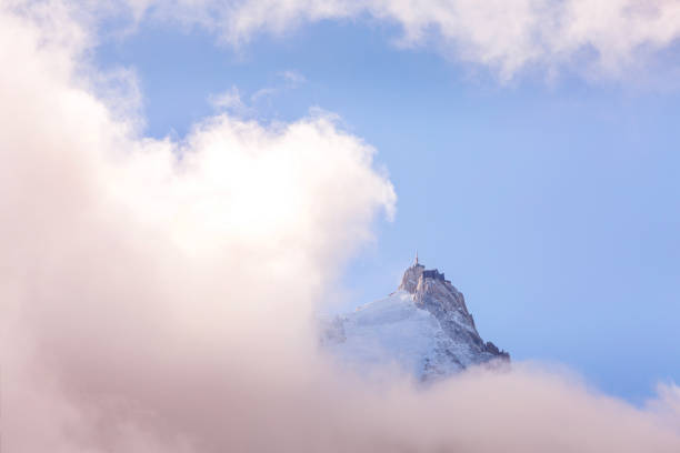 soirée colorée français montagnes des alpes, france - aiguille du midi photos et images de collection