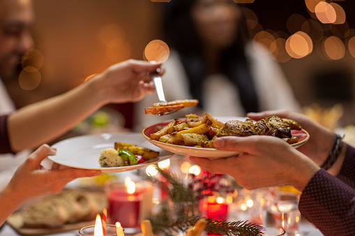 primer plano de personas que comparten comida en la cena de Navidad photo