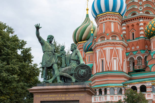 monumento a minin e pozharsky sulla piazza rossa a mosca, cremlino di mosca in russia. scultura in rame installata nel 1818 - cave church foto e immagini stock
