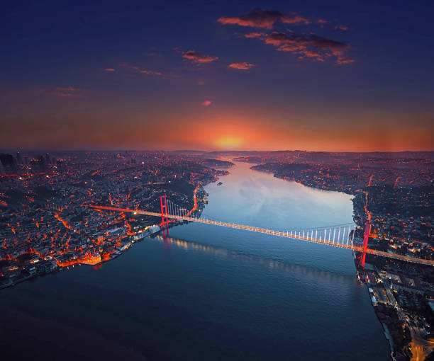 noite de istambul, noite de sirkeci, noite de bósforo, noite de bósforo de istambul, ponte fatih sultan mehmet - bósforo - fotografias e filmes do acervo