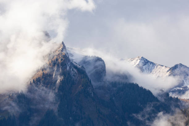 montañas brumosas en los alpes suizos, grindelwald suiza - grindelwald european alps blue sky fotografías e imágenes de stock