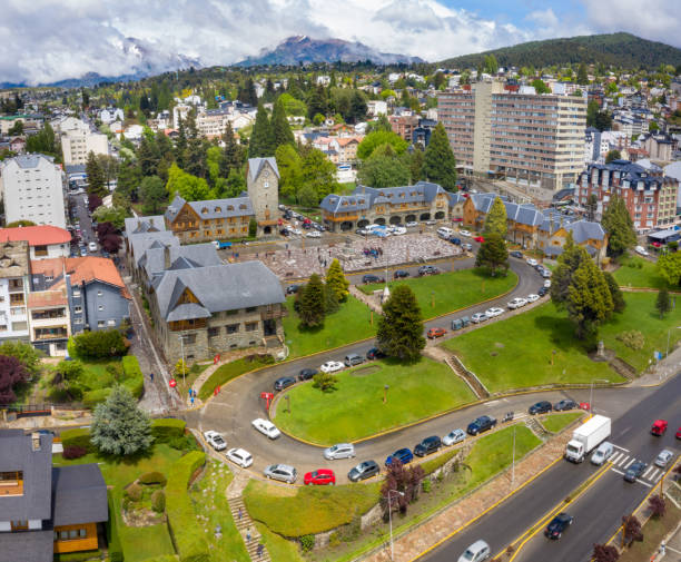 plaza de la ciudad, ciudad central bariloche, argentina - bariloche argentina summer landscapes fotografías e imágenes de stock