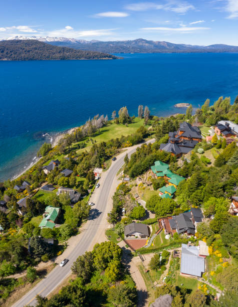 bariloche e la sua spettacolare vista sul lago e sulle ande. argentina - bariloche foto e immagini stock