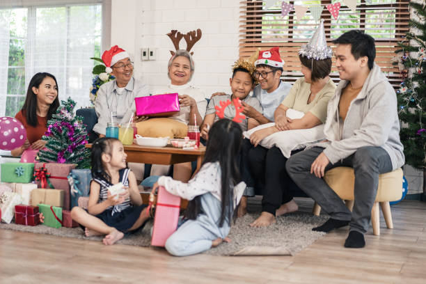 grupo de idosos e netos da família se divertindo celebram festa de natal e ano novo em casa - 7 10 years - fotografias e filmes do acervo