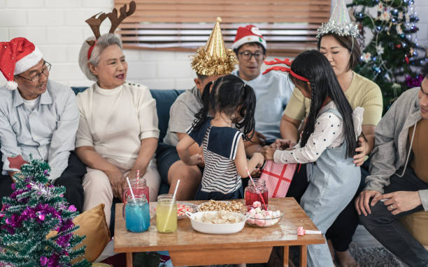 grupo de idosos e netos da família se divertindo celebram festa de natal e ano novo em casa - 7 10 years - fotografias e filmes do acervo